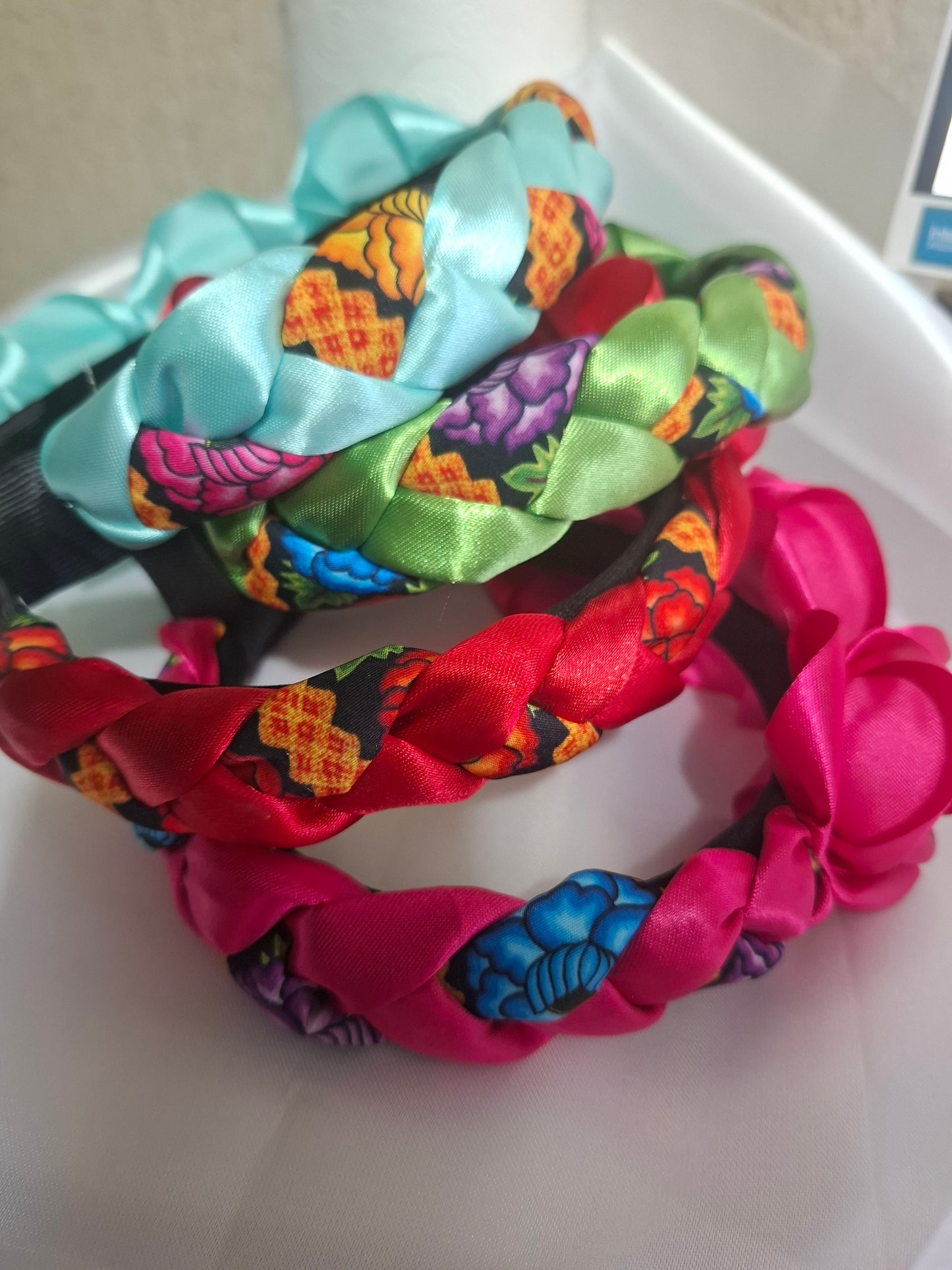 Diadema Artesanal de Rosas chicas con trenza.