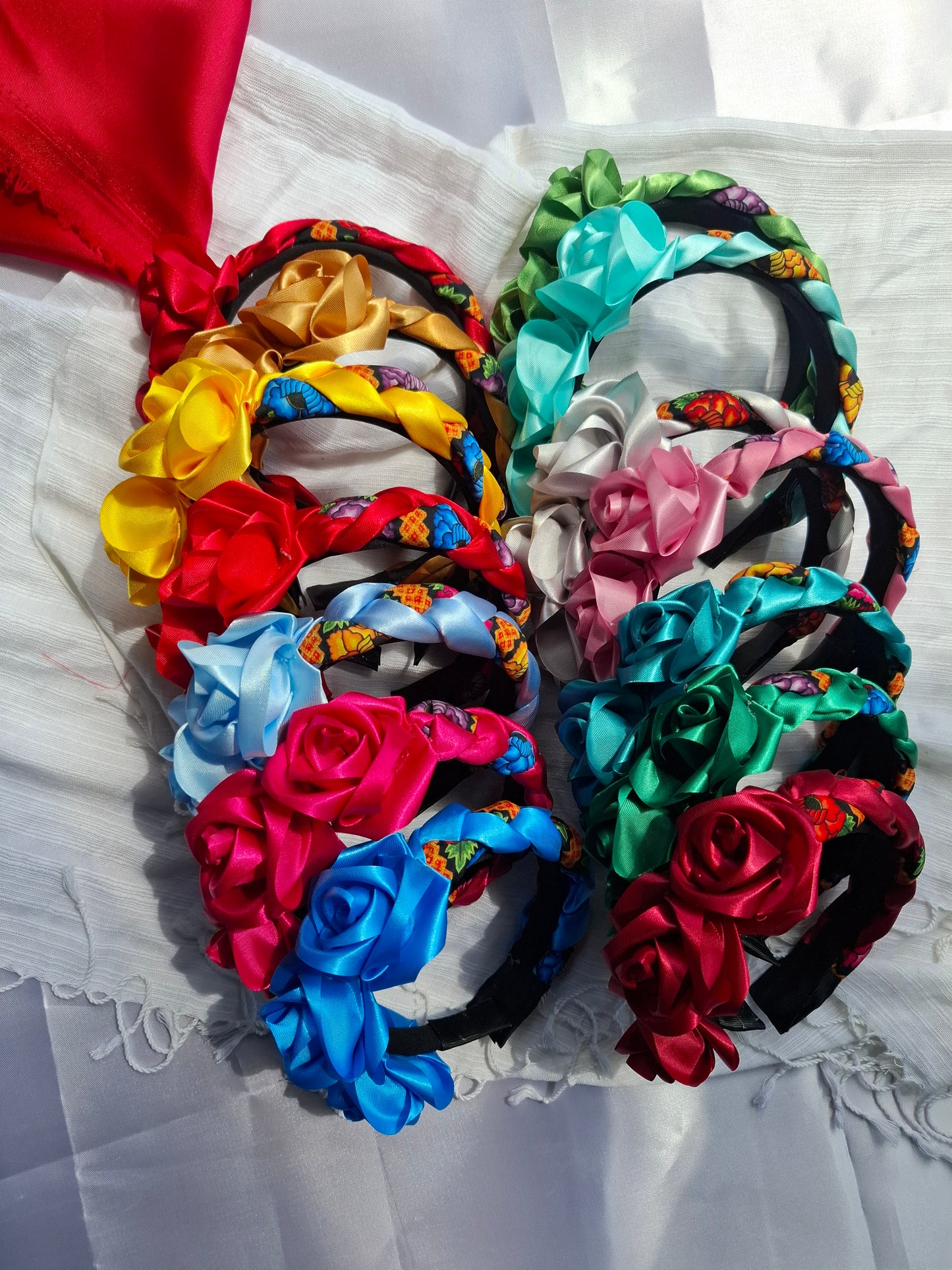 Diadema Artesanal de Rosas chicas con trenza.