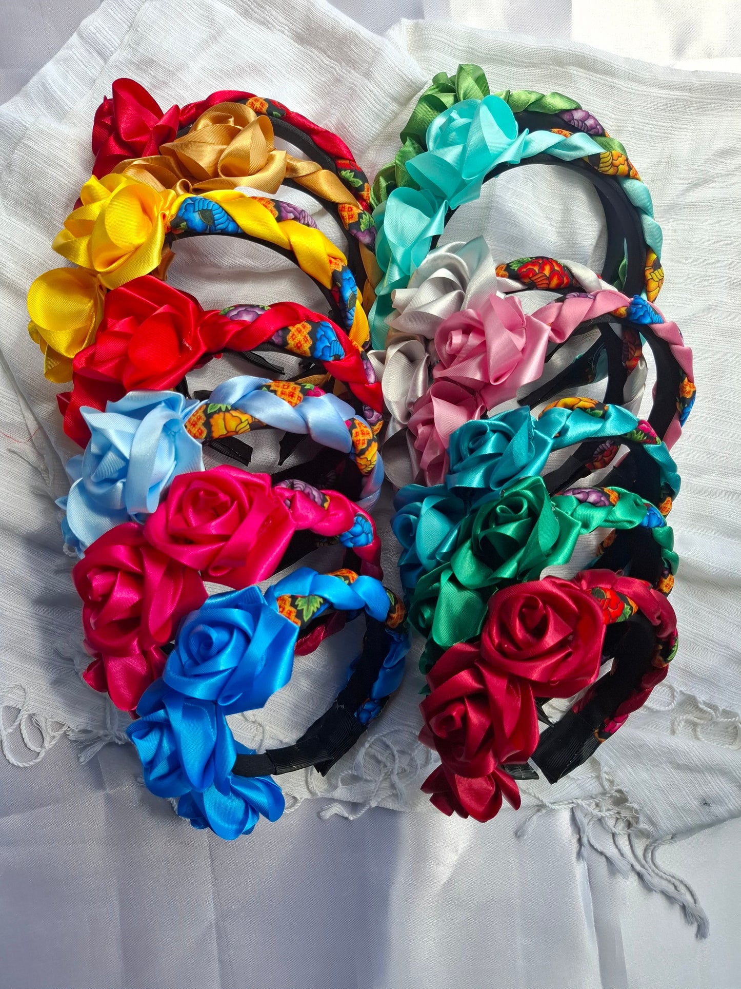 Diadema Artesanal de Rosas chicas con trenza.