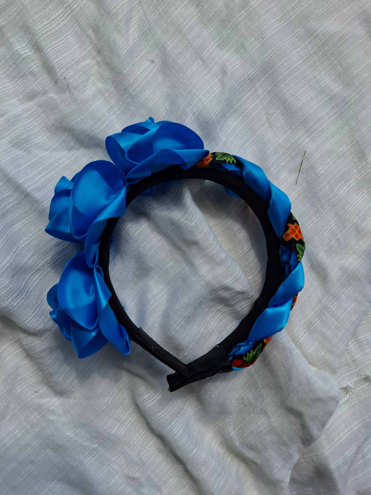 Diadema Artesanal de Rosas chicas con trenza.