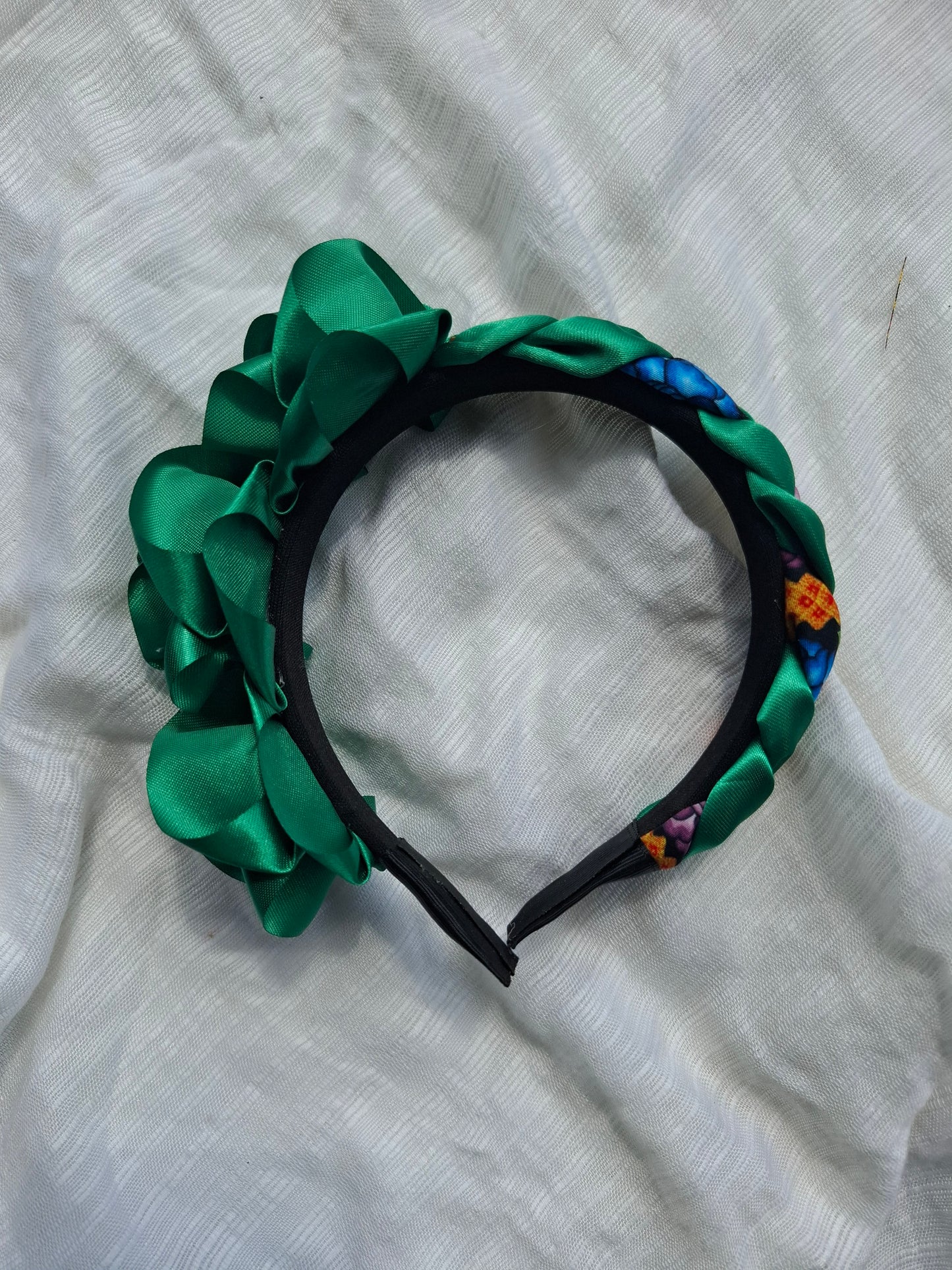 Diadema Artesanal de Rosas chicas con trenza.