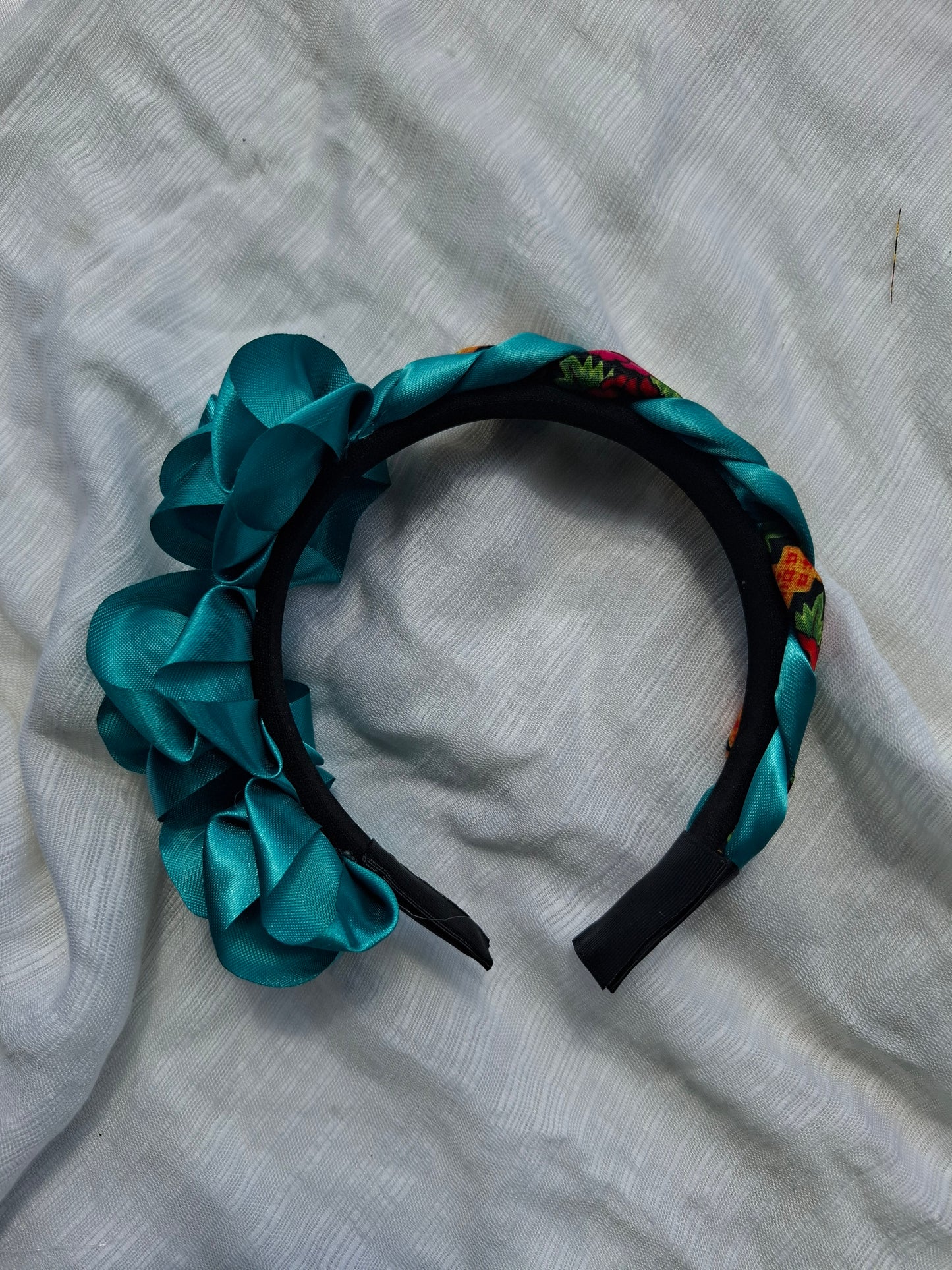 Diadema Artesanal de Rosas chicas con trenza.