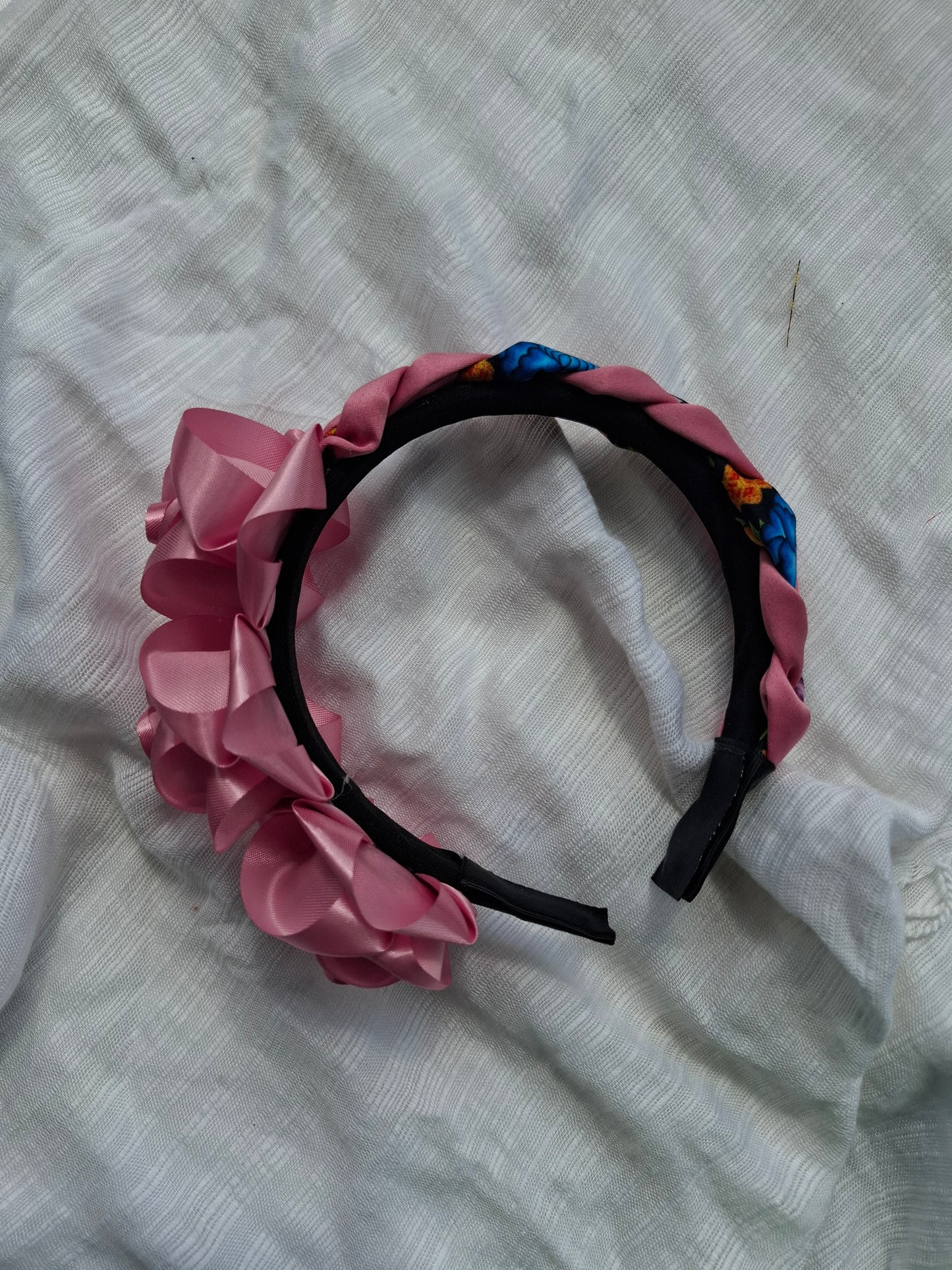 Diadema Artesanal de Rosas chicas con trenza.