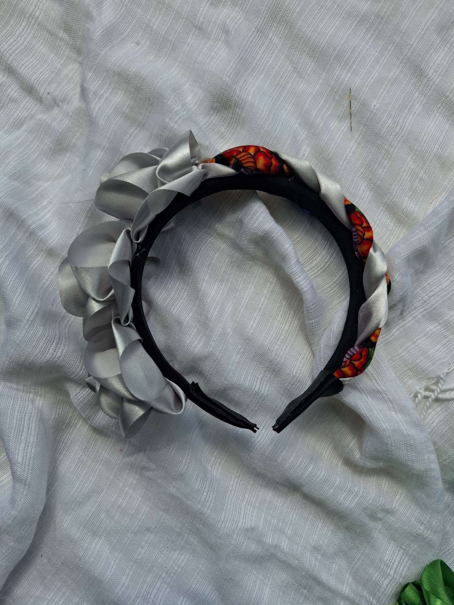 Diadema Artesanal de Rosas chicas con trenza.