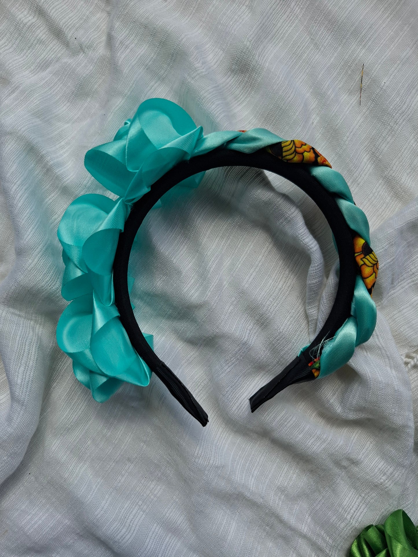 Diadema Artesanal de Rosas chicas con trenza.