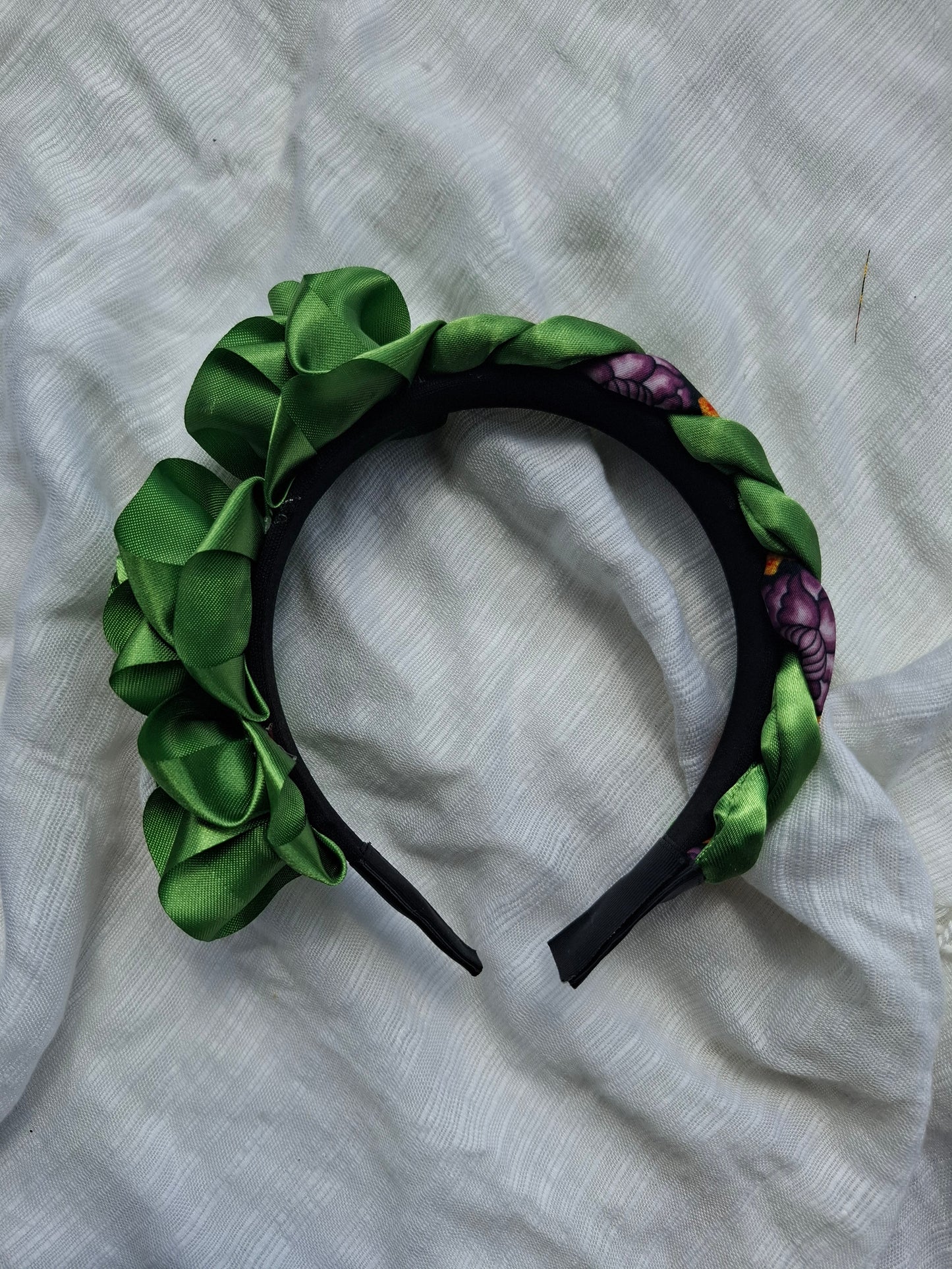 Diadema Artesanal de Rosas chicas con trenza.