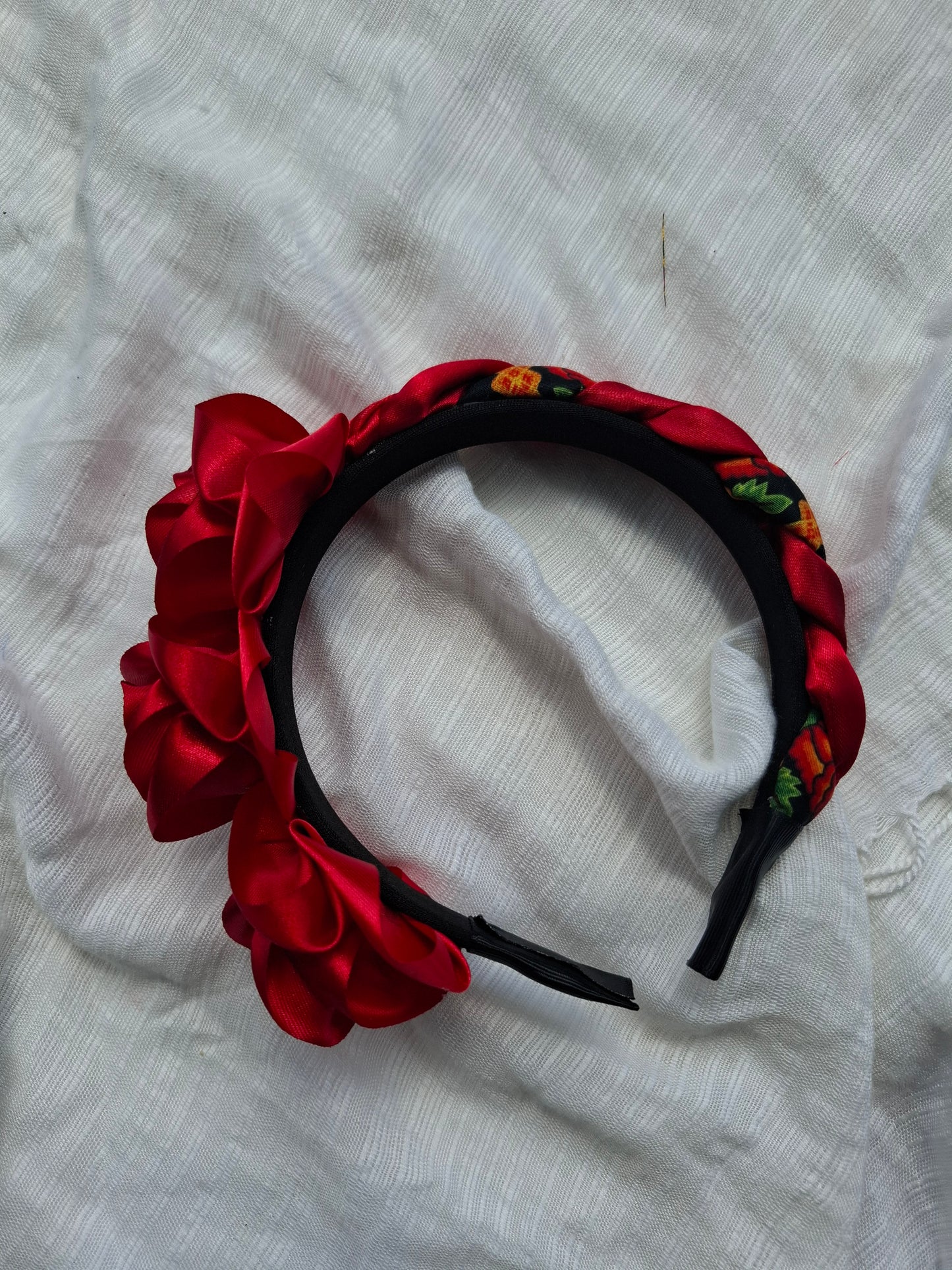Diadema Artesanal de Rosas chicas con trenza.