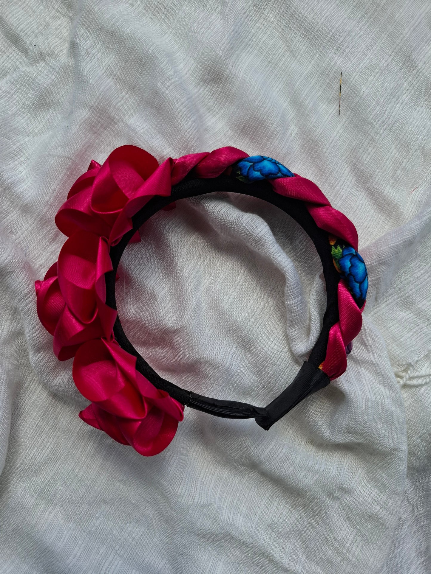 Diadema Artesanal de Rosas chicas con trenza.