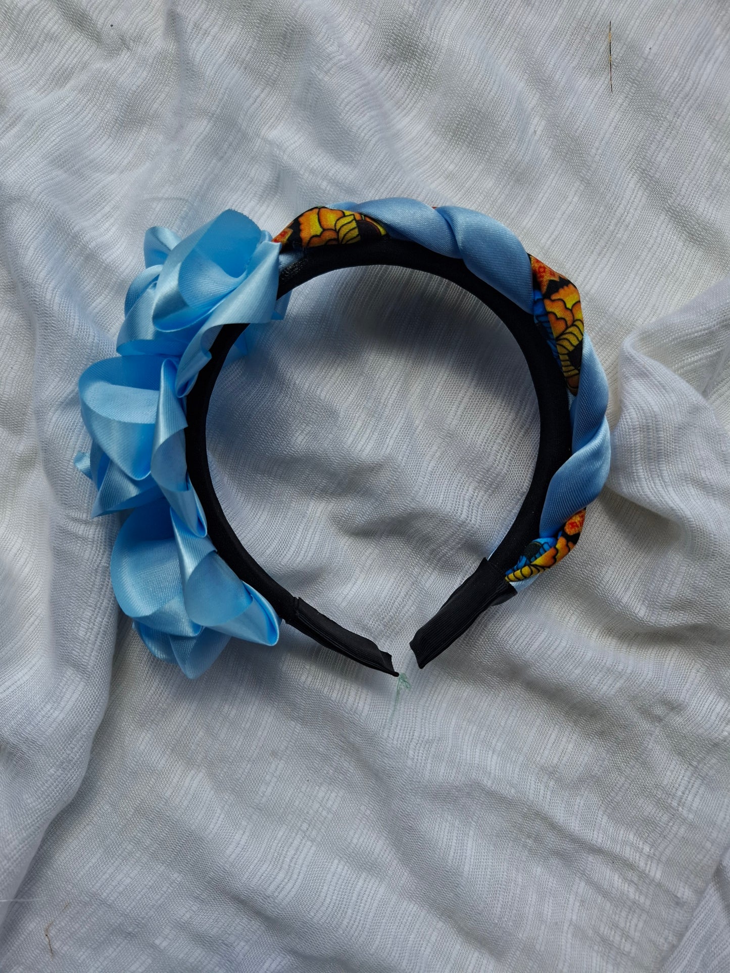 Diadema Artesanal de Rosas chicas con trenza.