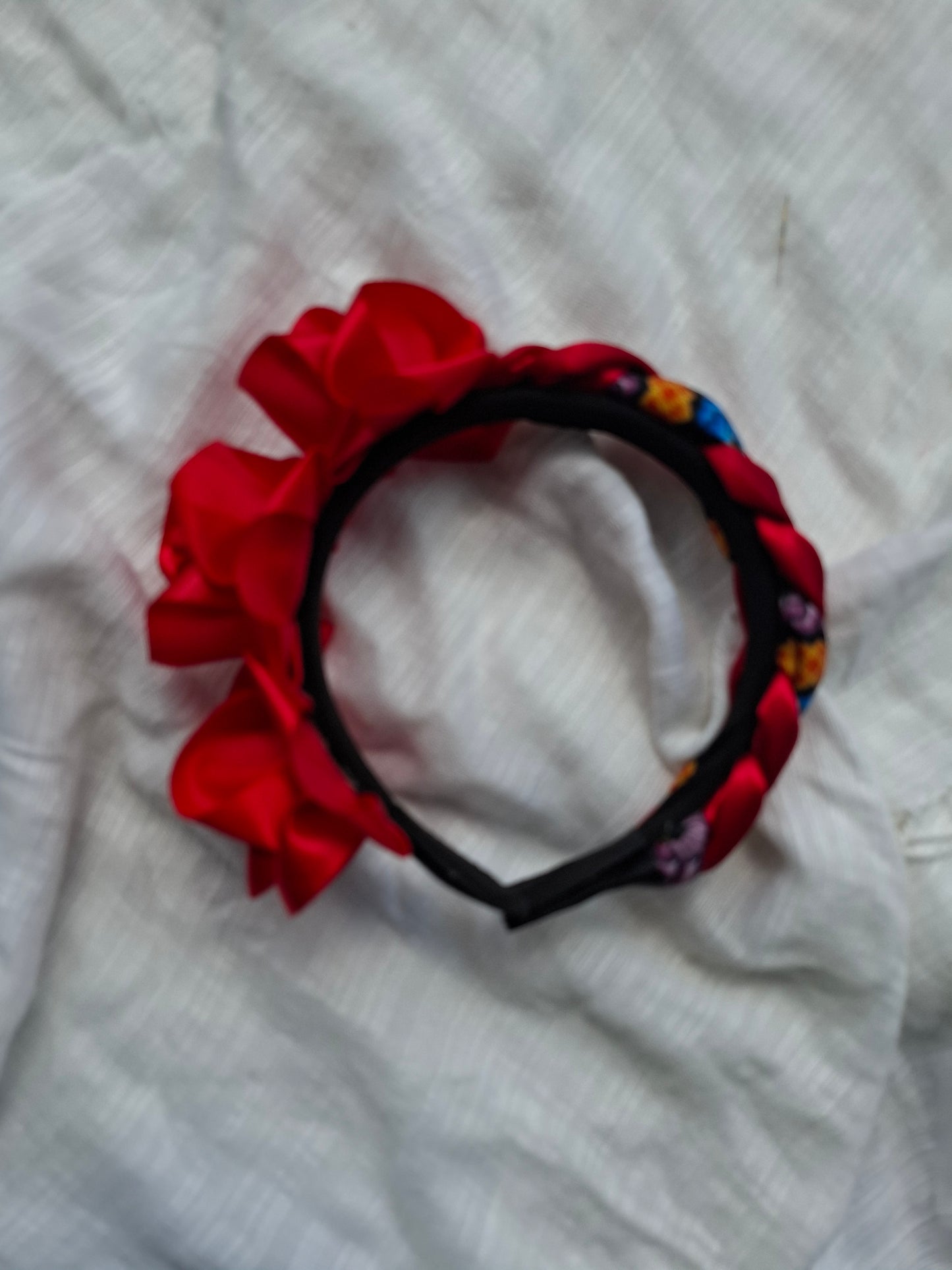 Diadema Artesanal de Rosas chicas con trenza.