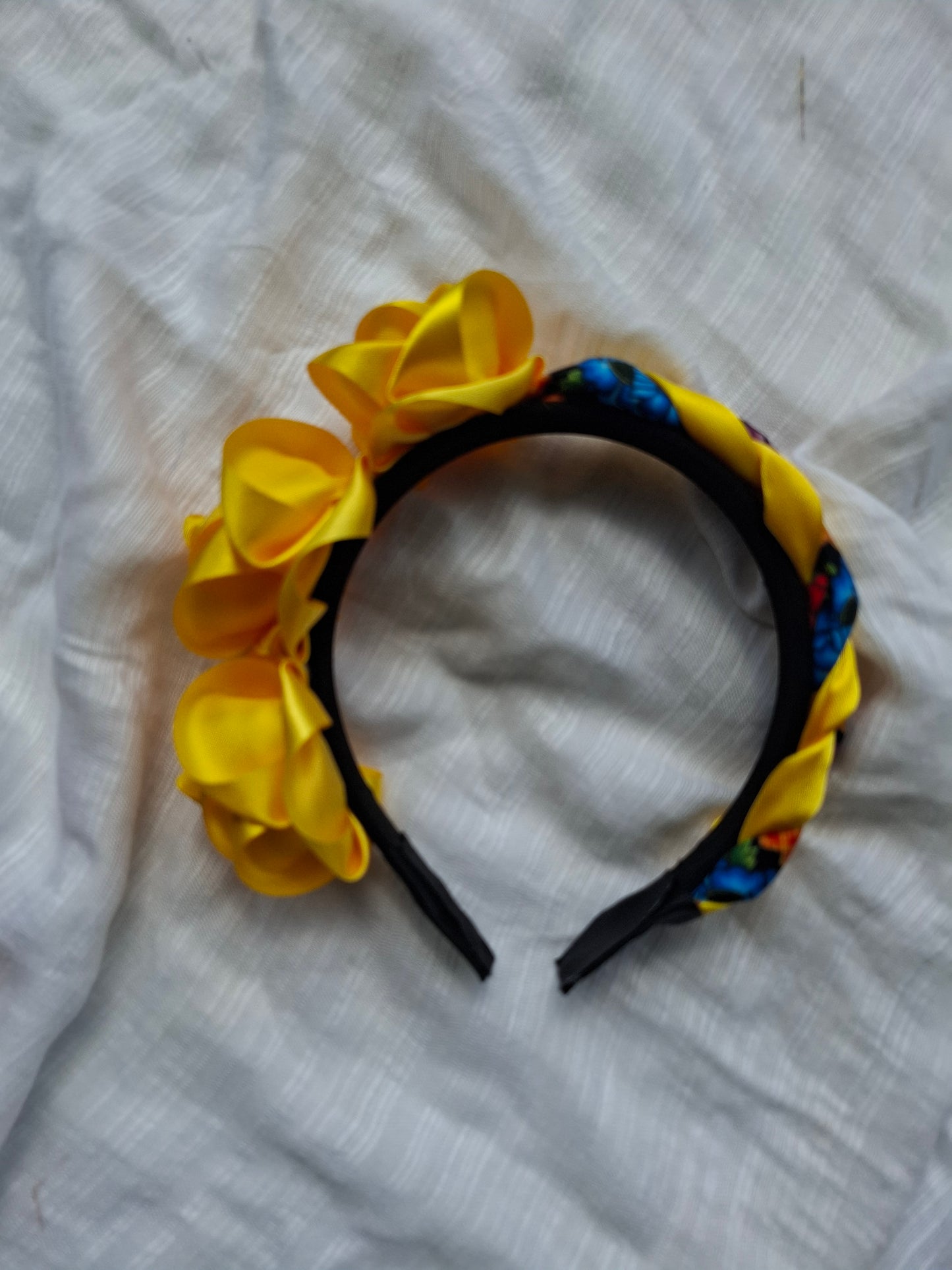 Diadema Artesanal de Rosas chicas con trenza.