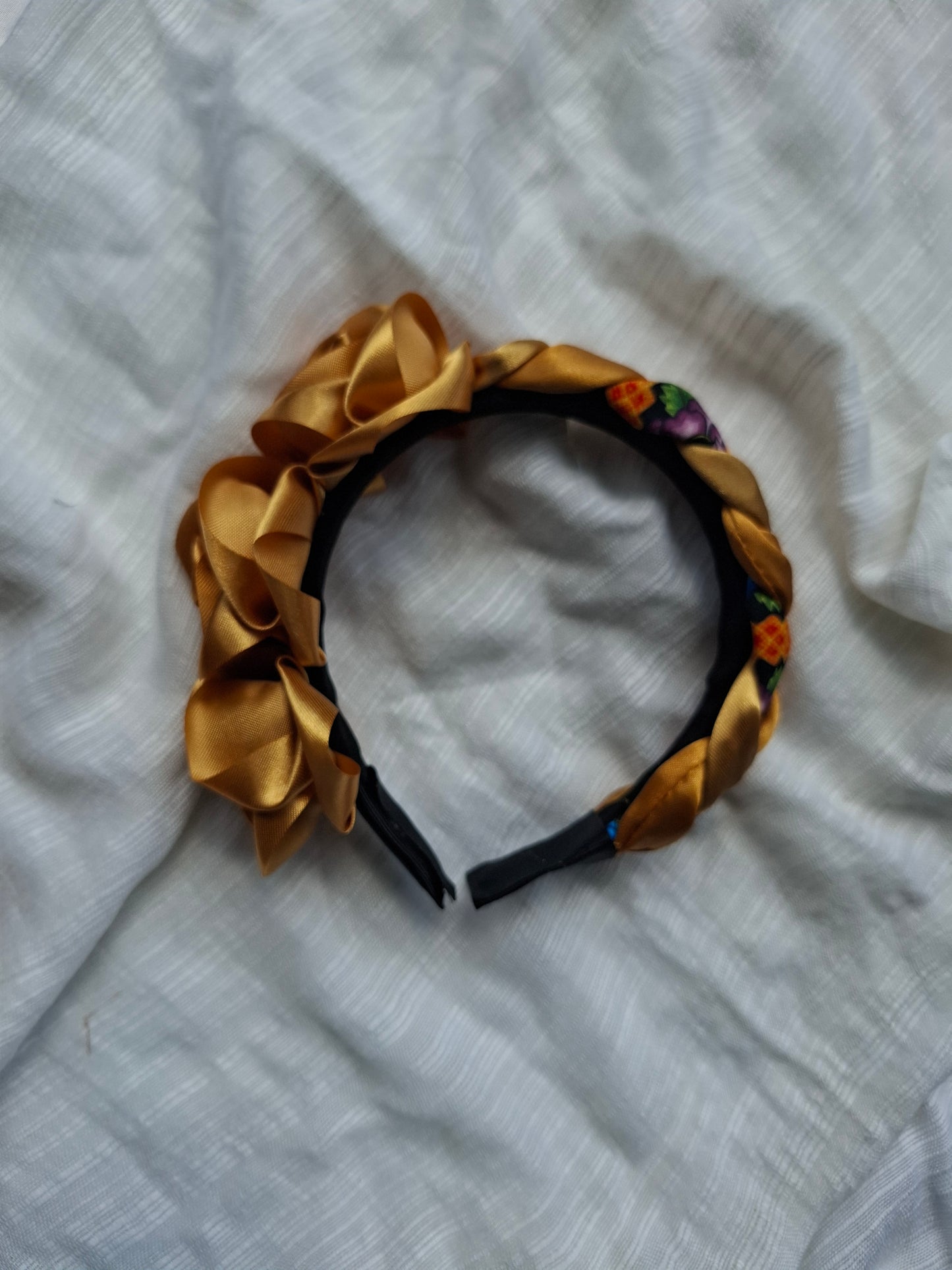 Diadema Artesanal de Rosas chicas con trenza.