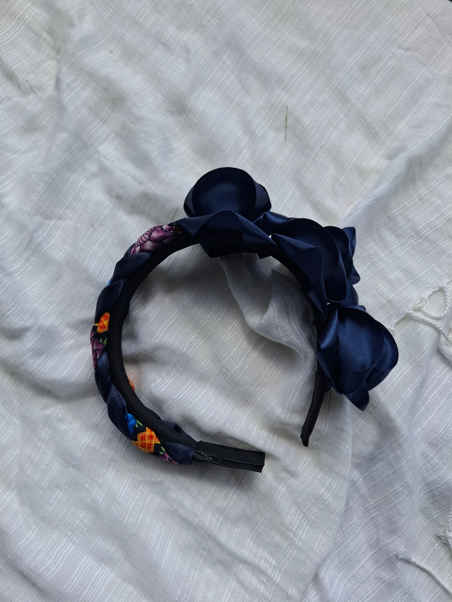 Diadema Artesanal de Rosas chicas con trenza.