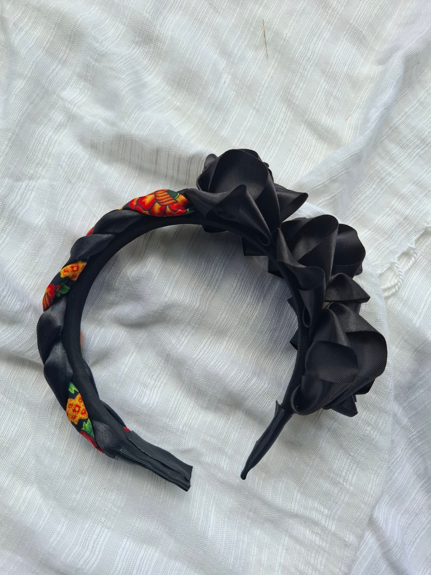 Diadema Artesanal de Rosas chicas con trenza.