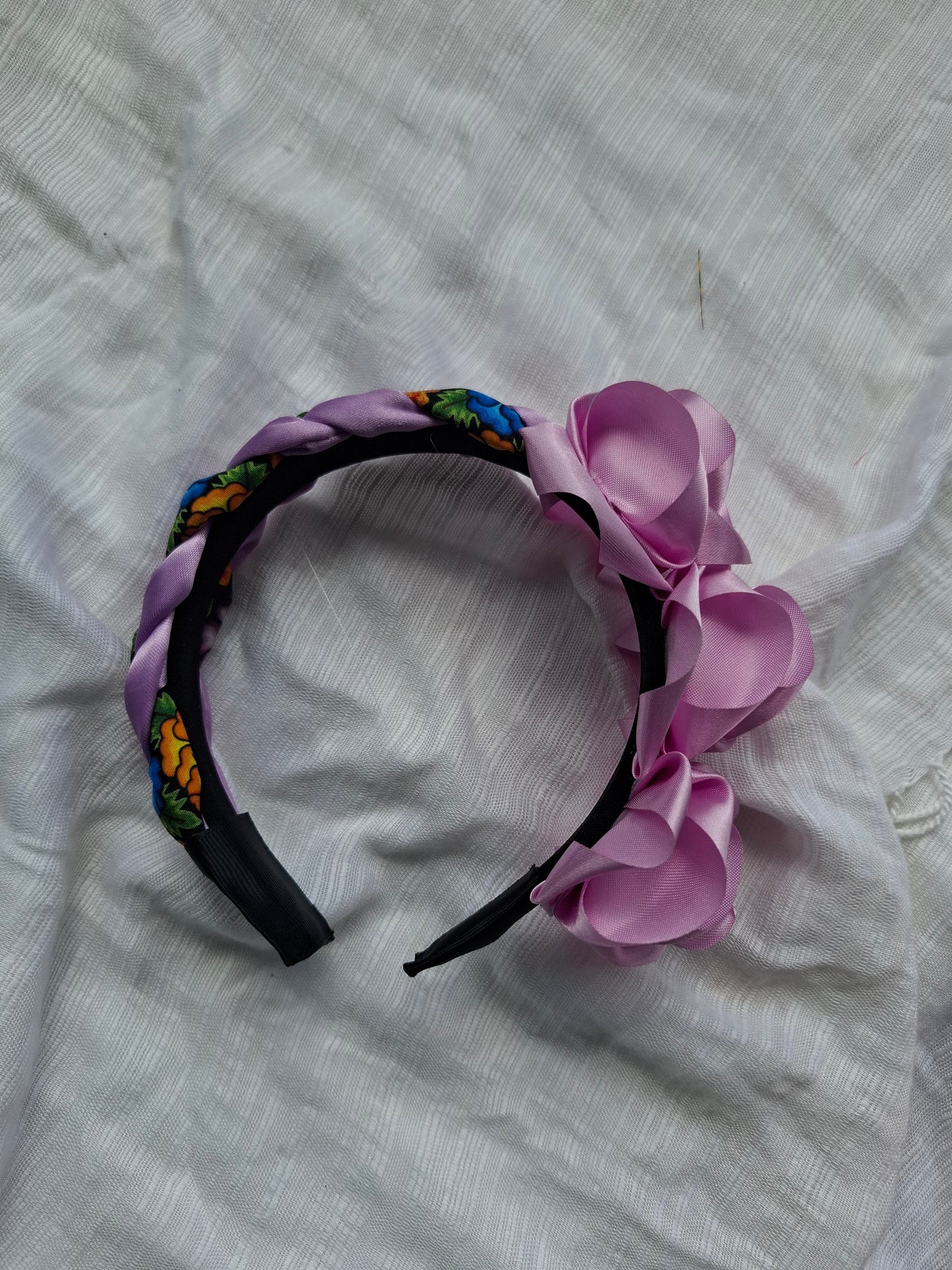 Diadema Artesanal de Rosas chicas con trenza.