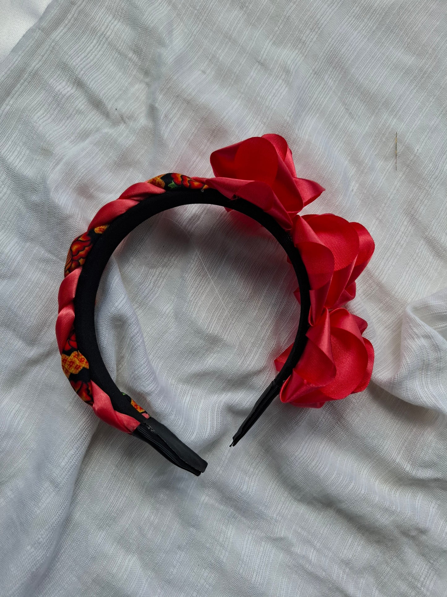 Diadema Artesanal de Rosas chicas con trenza.