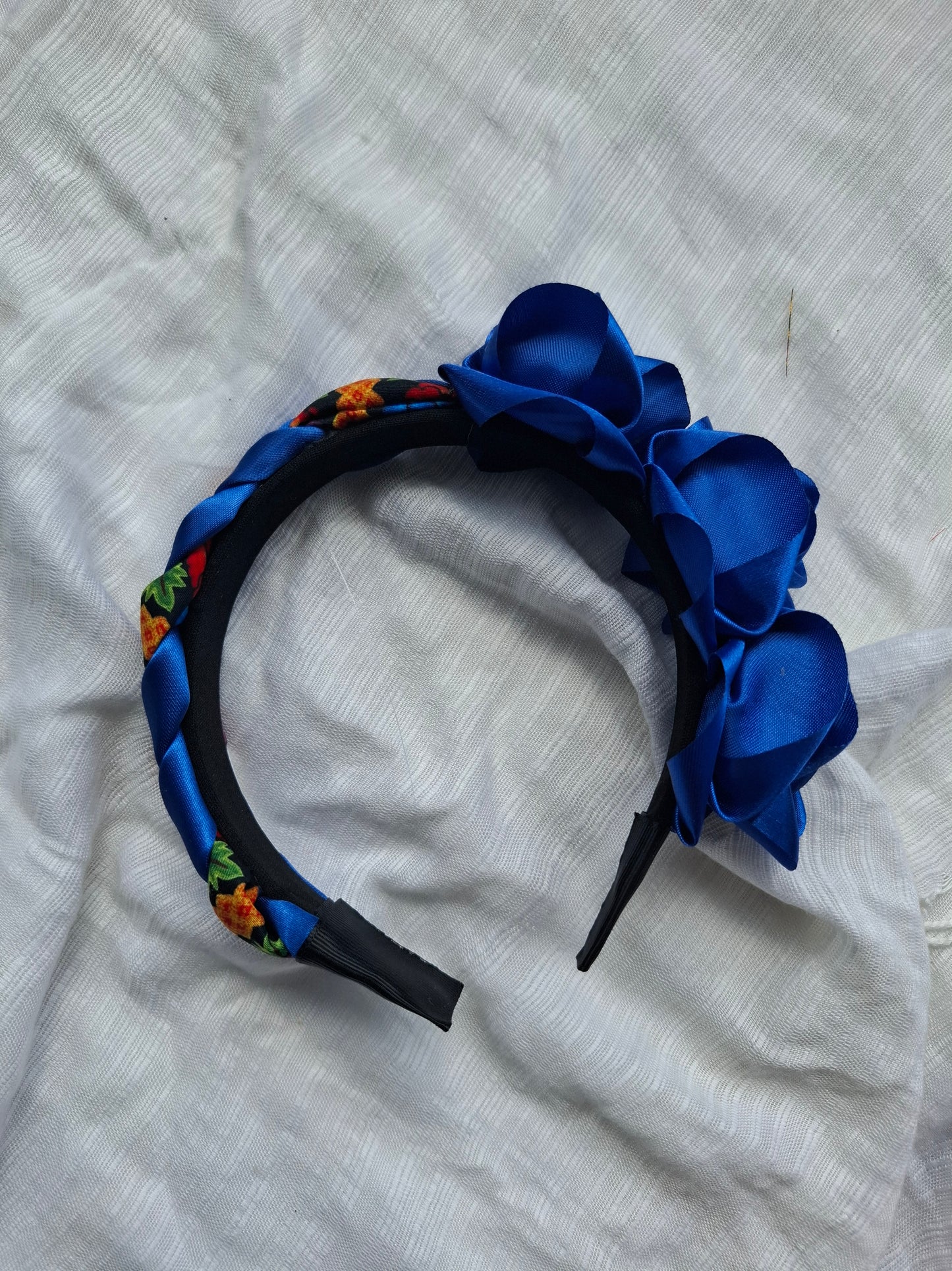 Diadema Artesanal de Rosas chicas con trenza.