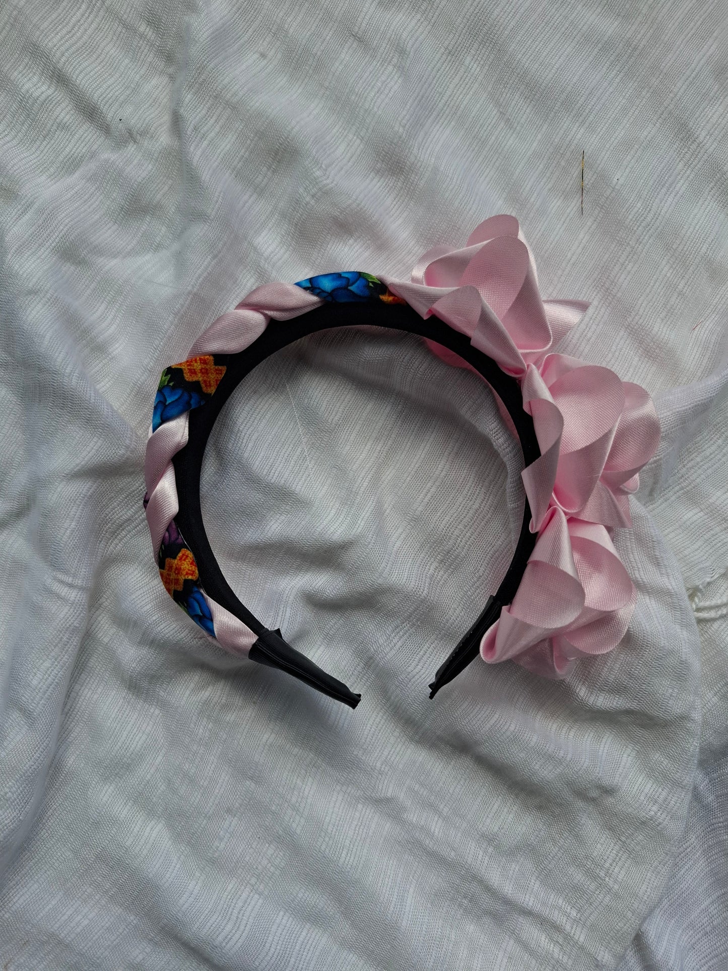 Diadema Artesanal de Rosas chicas con trenza.