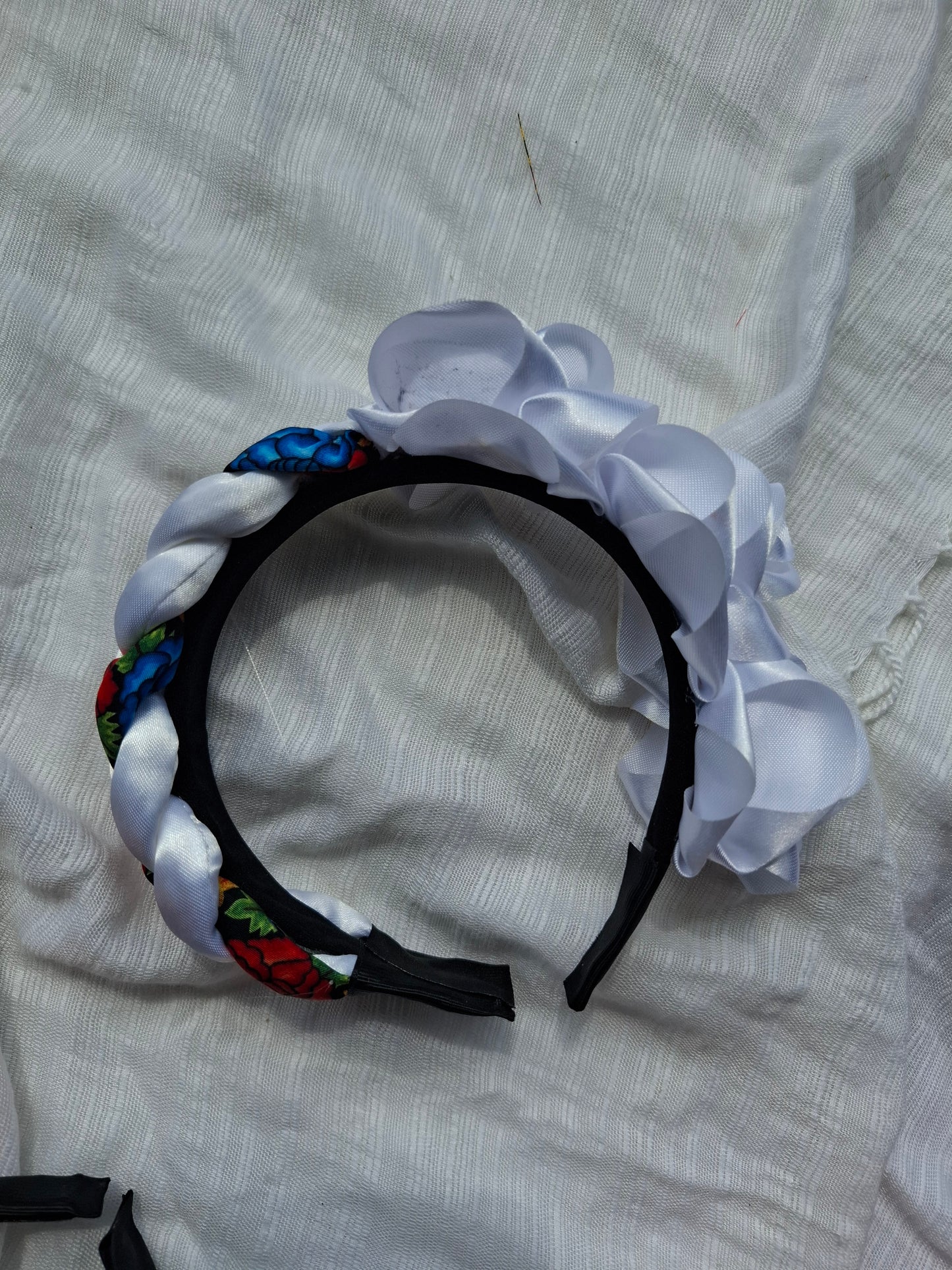 Diadema Artesanal de Rosas chicas con trenza.