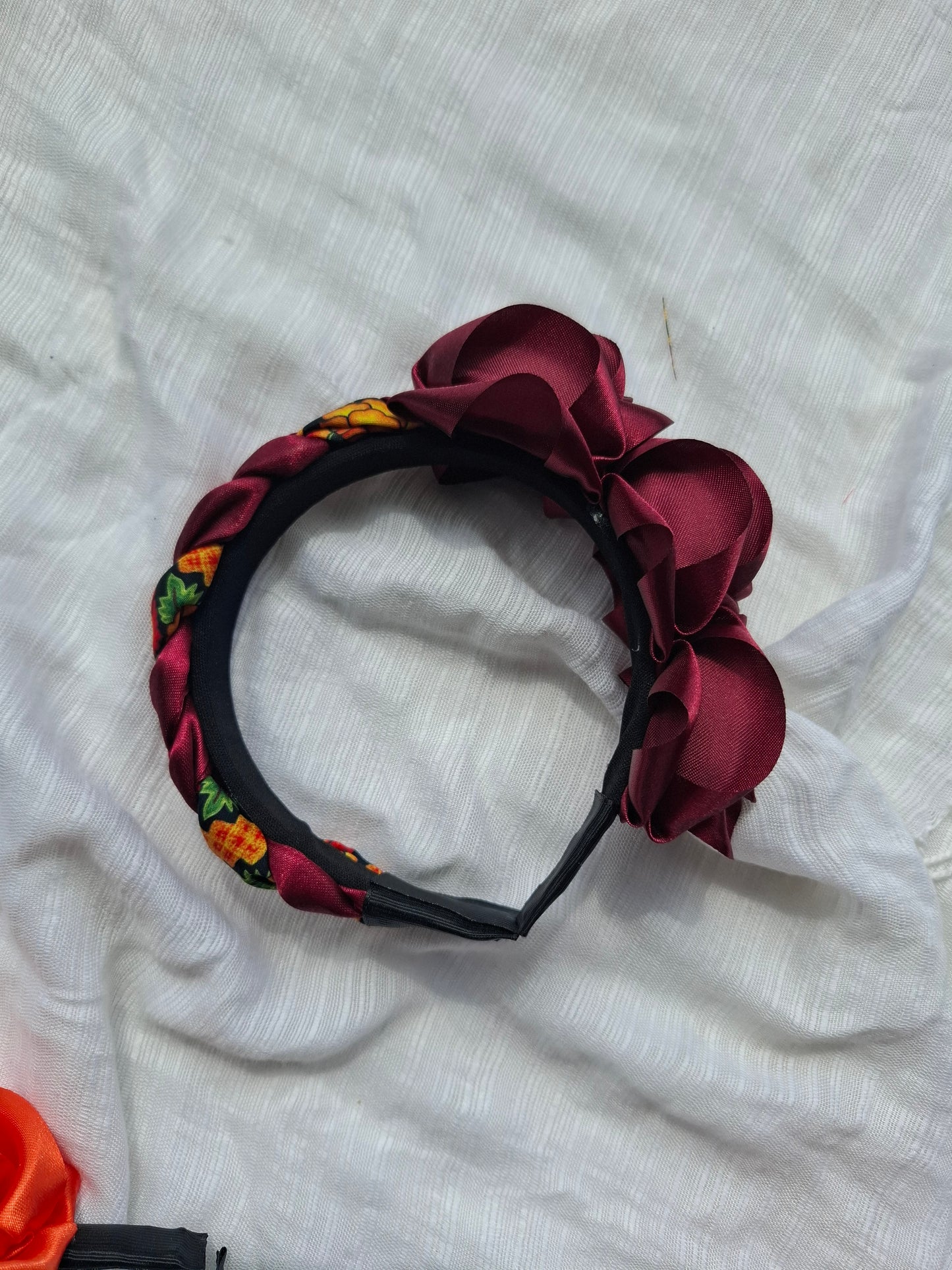 Diadema Artesanal de Rosas chicas con trenza.