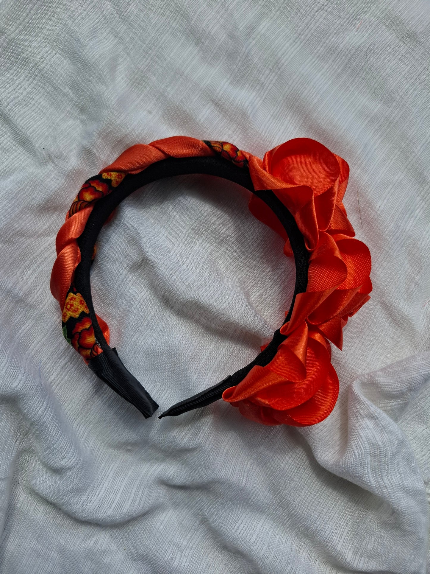 Diadema Artesanal de Rosas chicas con trenza.