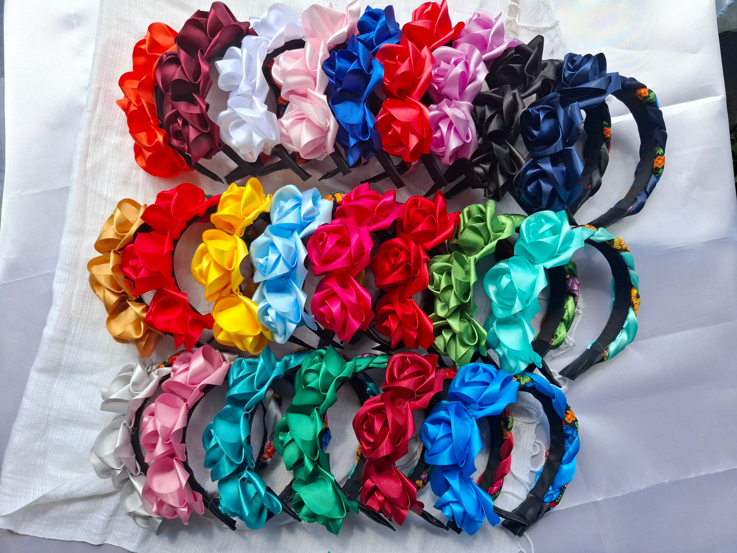 Diadema Artesanal de Rosas chicas con trenza.